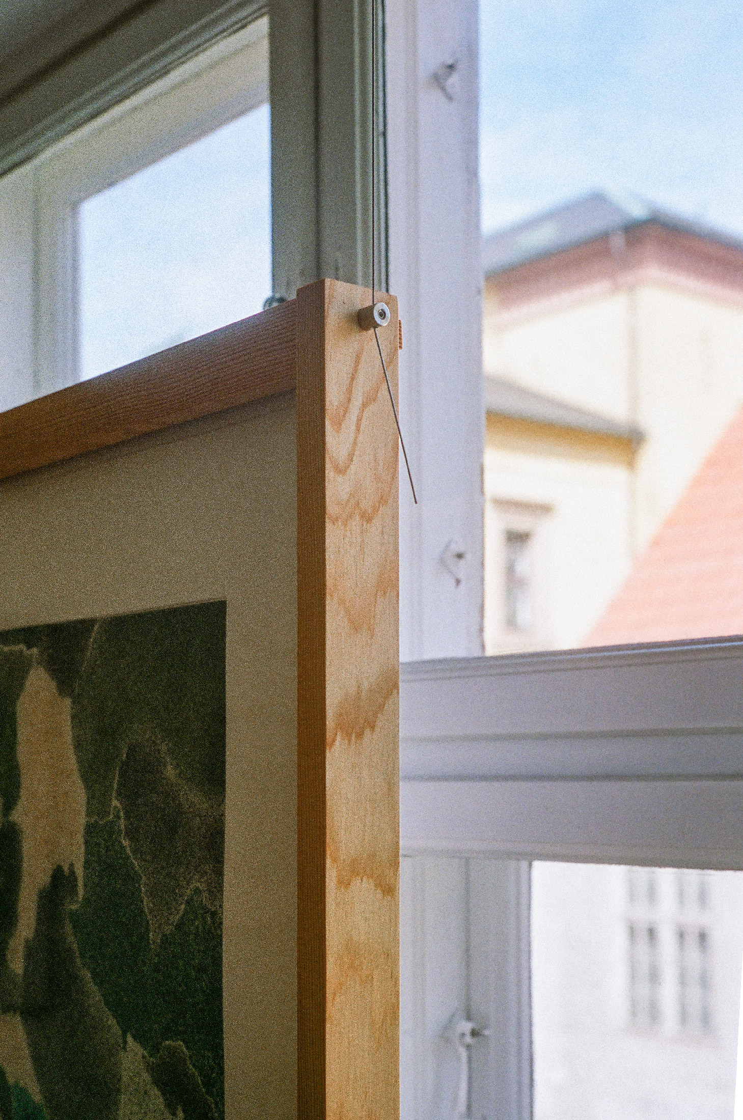 Av frame with Wire Suspension