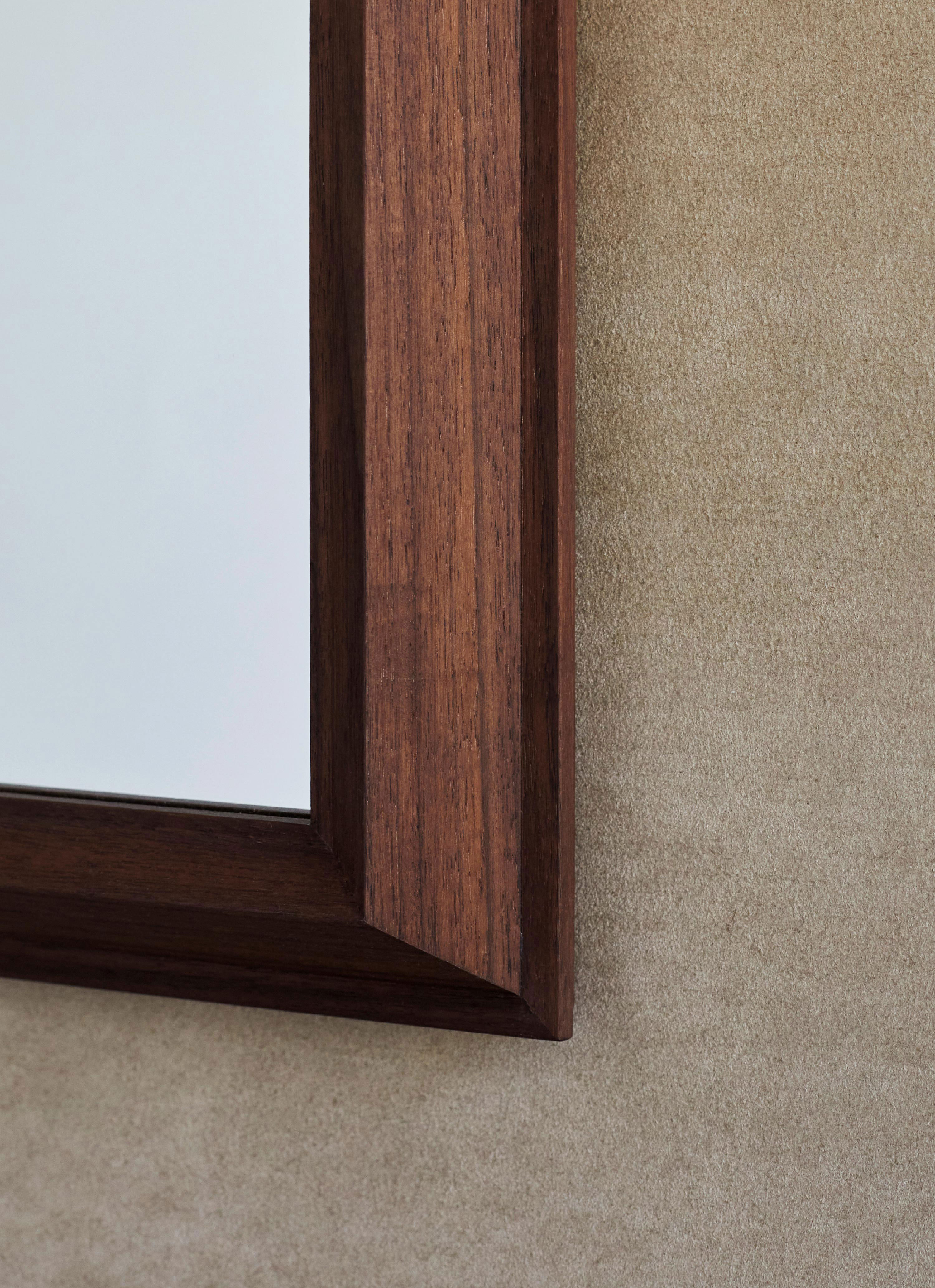 MO2 Mentze Ottenstein walnut mirror detail