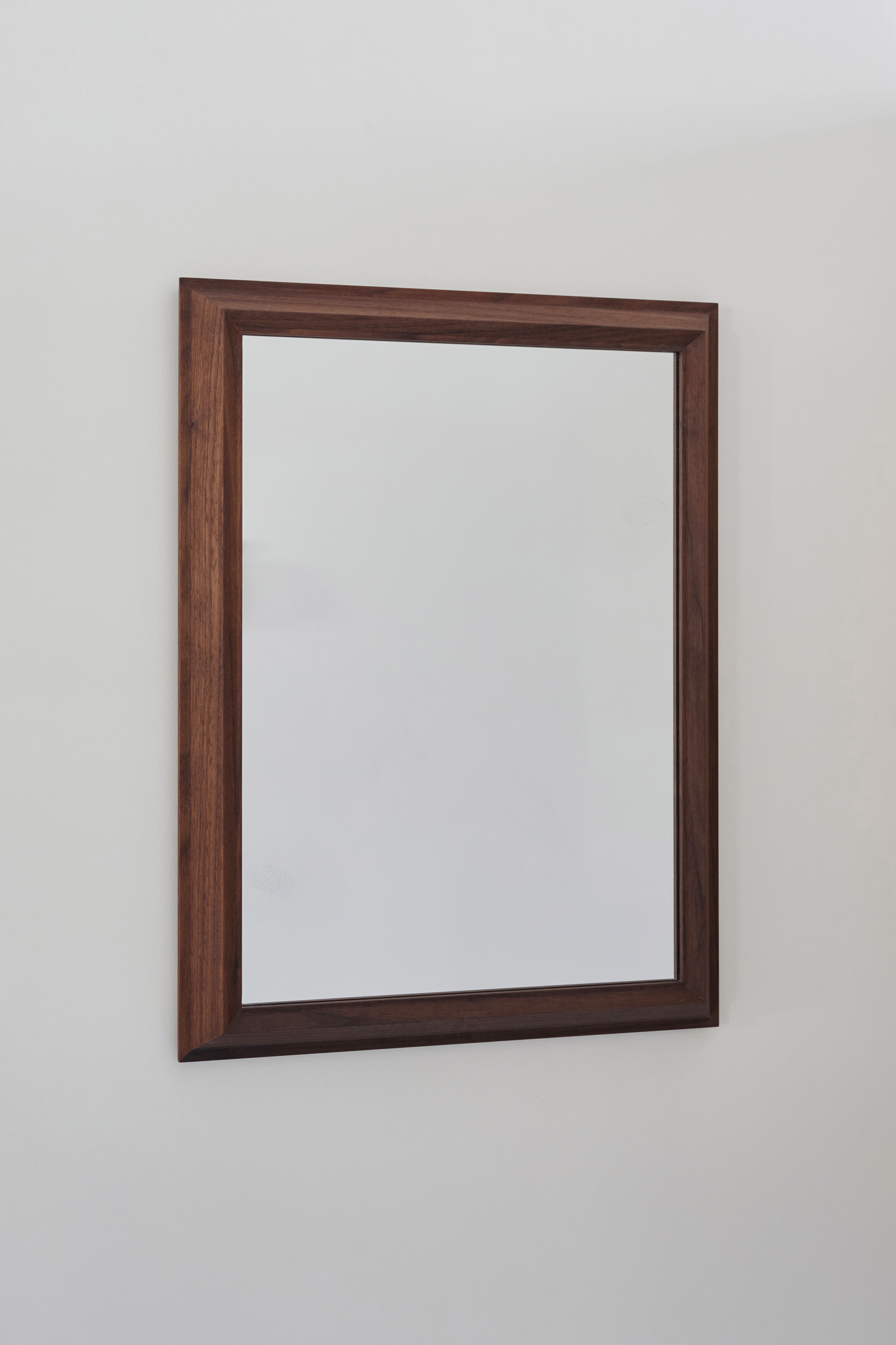 MO2 – Small mirror – Walnut